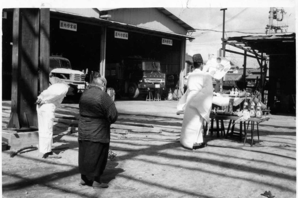 尼崎元浜へ移転した当時の工場建設/安全祈願の様子