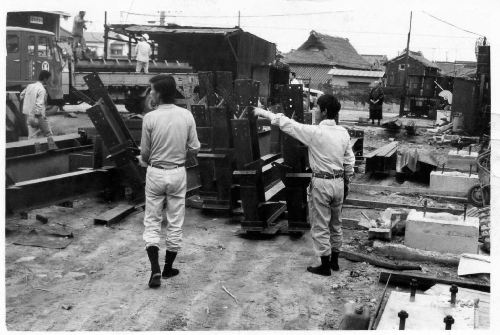 茅葺き屋根の家が写る、当時の尼崎の街並み